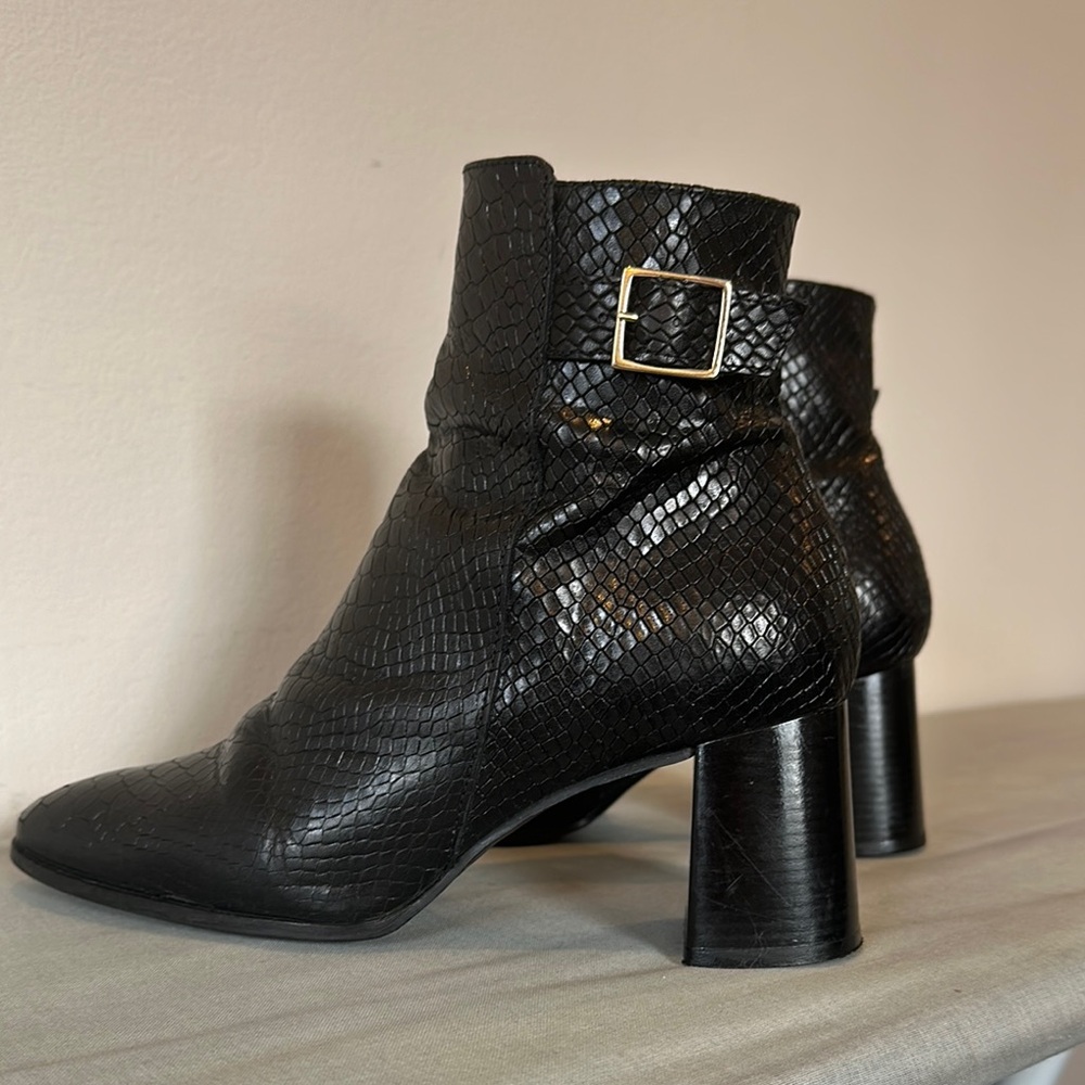Stylish Black Heeled Boots with Textured Design